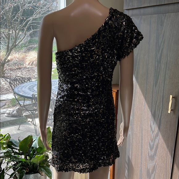 Elegant Black and Gold Sequin One-Shoulder Mini Dress, Size Medium - Picture 6 of 8